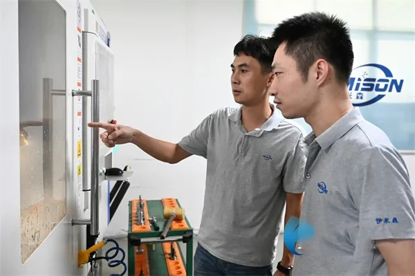 百万产业工人学雷锋 | 张谭荣：把“微差”做到极致 把精进做成标准